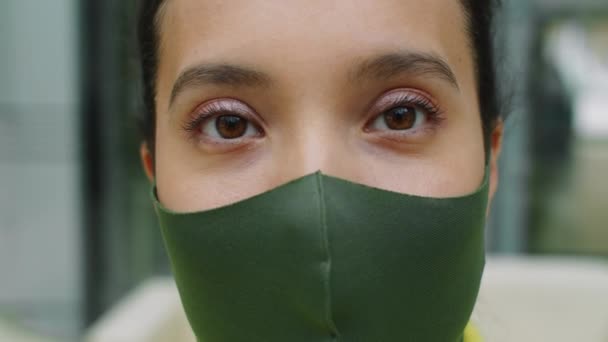 Close Portret Shot Van Jonge Brunette Vrouw Groen Beschermend Masker — Stockvideo