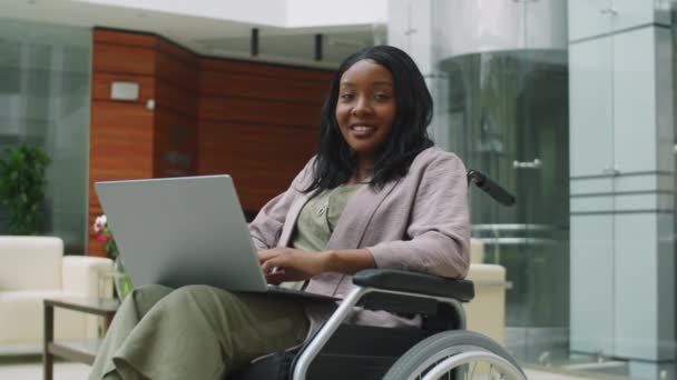 Positive Afroamerikanische Geschäftsfrau Rollstuhl Hält Laptop Der Hand Und Blickt — Stockvideo