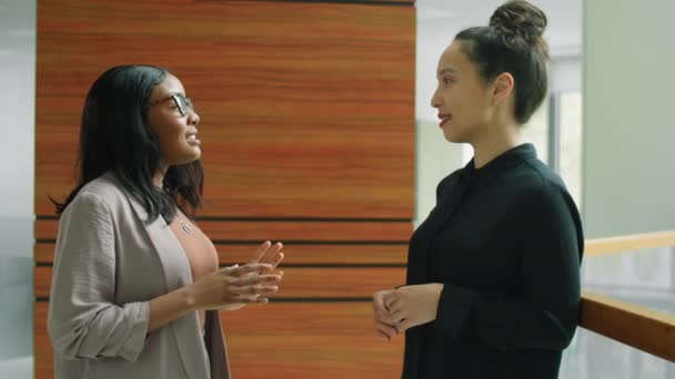 Çok Irklı Kadın Arkadaşlarının Ofiste Dikilip Tartıştıkları Belden Yukarı Pozlar — Stok video