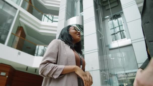 Niski Kąt Ujęcia Afro Amerykańskiej Bizneswoman Podając Uścisk Dłoni Białego — Wideo stockowe