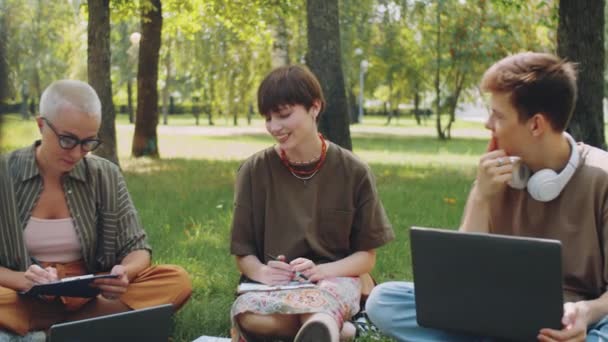 Joven Estudiante Sonriendo Diciendo Algo Maestra Compañeros Grupo Durante Lección — Vídeos de Stock