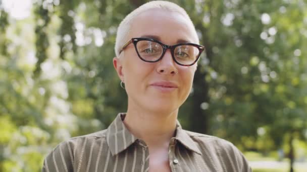Porträt Einer Kurzhaarigen Kaukasischen Frau Gestreiftem Hemd Und Brille Die — Stockvideo