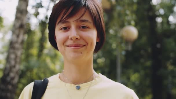 Porträt Eines Jungen College Mädchens Das Draußen Park Steht Die — Stockvideo