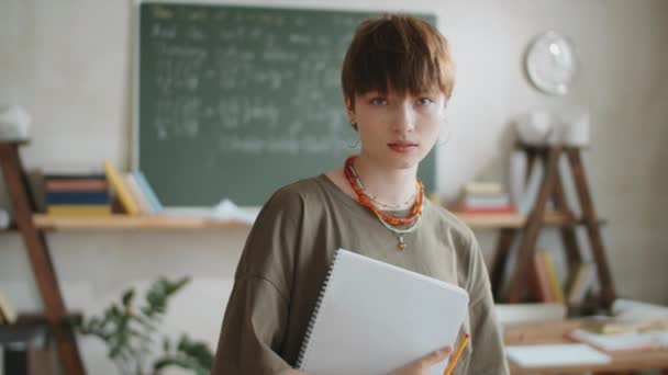 Sınıfta Duran Kısa Saçlı Güzel Bir Kız Öğrencinin Portresi Elinde — Stok video