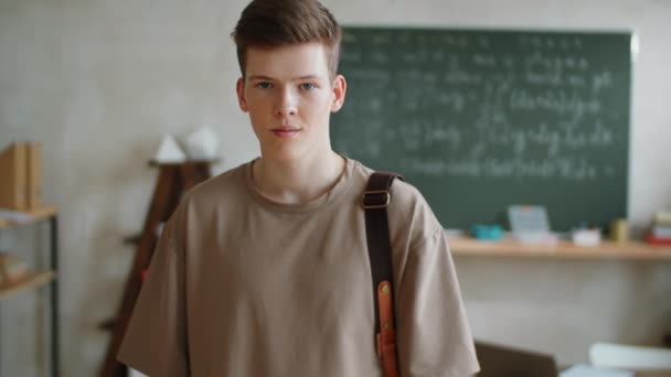 Retrato Joven Guapo Estudiante Con Mochila Posando Para Cámara Aula — Vídeos de Stock