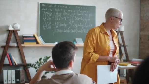 Maestra Caucásica Caminando Aula Universitaria Mirando Que Los Estudiantes Escriben — Vídeos de Stock