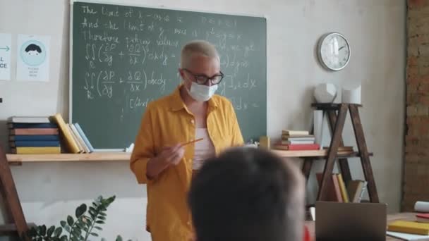 Profesora Mascarilla Protectora Caminando Aula Leyendo Notas Papel Hablando Con — Vídeo de stock