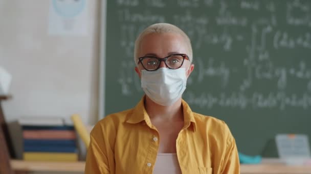 Retrato Professora Máscara Protetora Óculos Roupa Casal Sala Aula Posando — Vídeo de Stock