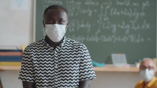 Retrato Jovem Estudante Afro Americano Máscara Protetora Sala Aula Olhando — Vídeo de Stock