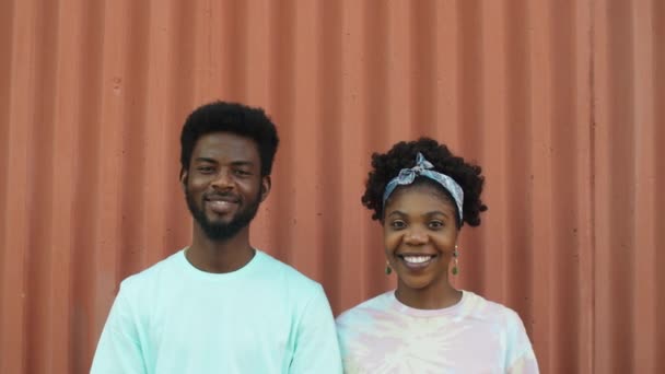 Retrato Joven Afroamericano Mirando Cámara Sonriendo Mientras Posan Aire Libre — Vídeos de Stock