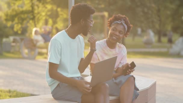 Jonge Afro Amerikaanse Man Vrouw Zitten Een Bankje Het Park — Stockvideo