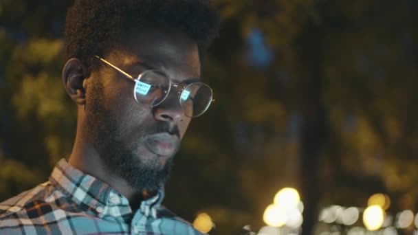 Akşamları Dışarıda Akıllı Telefon Kullanan Gözlüklü Genç Afro Amerikalı Adamın — Stok video