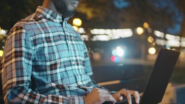 Genç Afro Amerikalı Bir Adam Akşamları Parkta Bankta Oturuyor Internette — Stok video