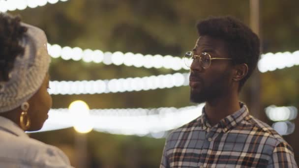 Par Dessus Épaule Jeune Afro Américain Bavardant Avec Petite Amie — Video