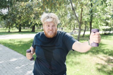 Dambıllı adam dışarıda çalışıyor.