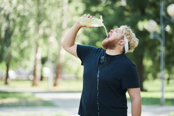 Adam içme suyu açık havada — Stok fotoğraf