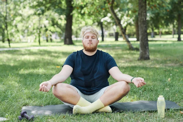 Adam parkta meditasyon — Stok fotoğraf