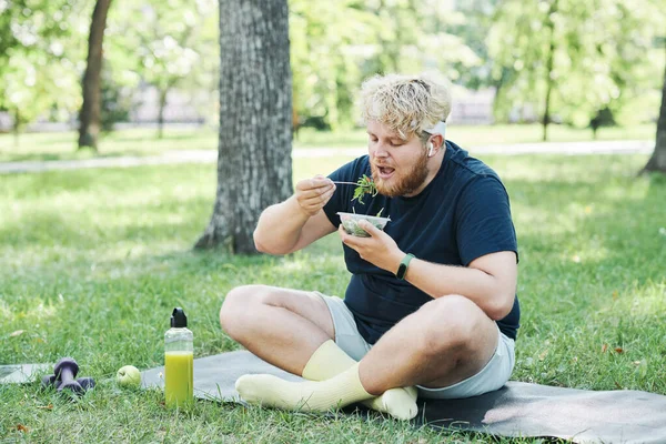 Man die snacks eet tijdens de training — Stockfoto