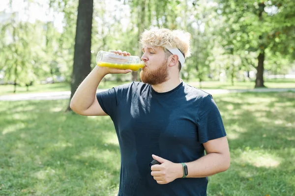 Man die buiten gezond sap drinkt — Stockfoto