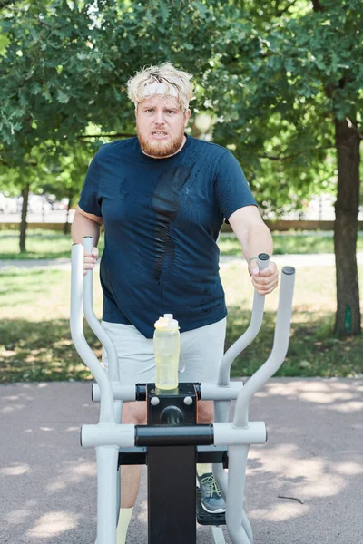 Homme faisant de l'exercice sur équipement sportif — Photo