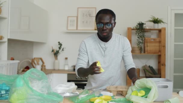 Giovane Uomo Afro Americano Smistamento Plastica Diversi Sacchetti Riciclaggio Cucina — Video Stock