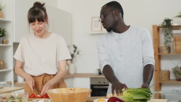 Joven Esposo Afroamericano Esposa Caucásica Cortando Verduras Frescas Lechuga Mesa — Vídeo de stock