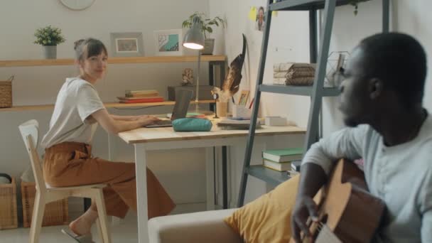 Rack Foco Tiro Mulher Branca Jovem Trabalhando Laptop Ouvir Marido — Vídeo de Stock