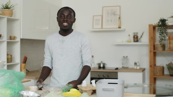 Retrato Del Joven Afroamericano Pie Cocina Sosteniendo Botellas Plástico Mirando — Vídeo de stock