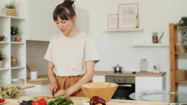 Mujer Joven Caucásica Cortando Verduras Frescas Mesa Cocina Mientras Cocina — Vídeo de stock