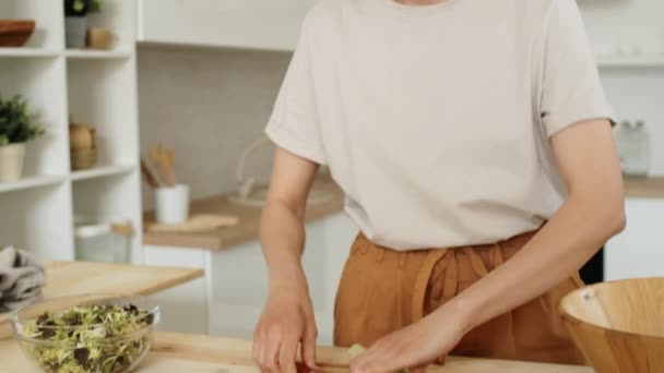 Tilt Shot Woman Cutting Fresh Lettuce Putting Leaves Wooden Salad — Vídeo de stock