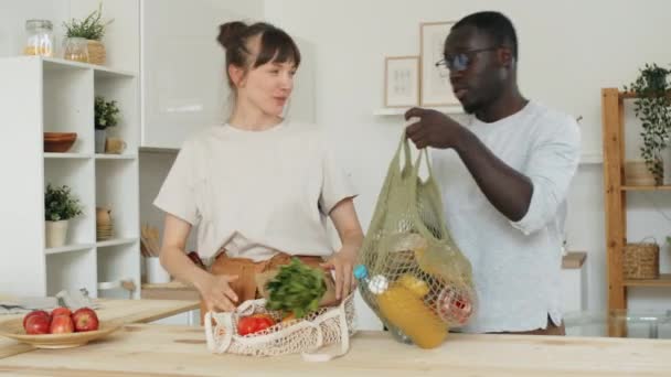 Молода Біла Дружина Чорний Чоловік Ходять Кухні Чистими Сумками Розмовляють — стокове відео