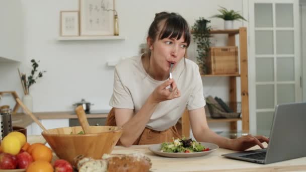 Joven Mujer Caucásica Apoyado Mesa Cocina Comer Ensalada Navegar Por — Vídeo de stock