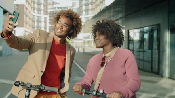 Giovane Positivo Afro Americano Uomo Donna Piedi Con Scooter Elettrici — Video Stock