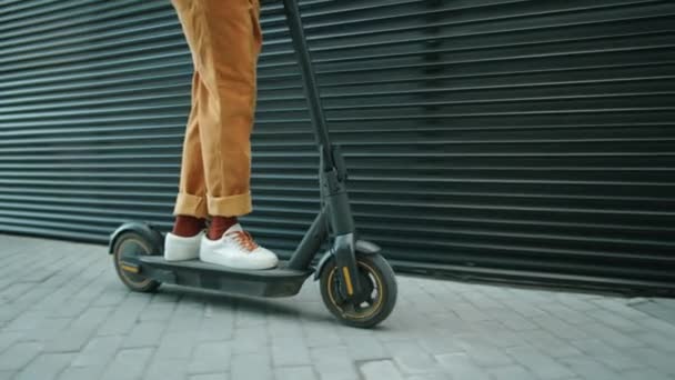 Corte Bajo Plano Piernas Hombre Irreconocible Montando Scooter Eléctrico Calle — Vídeos de Stock