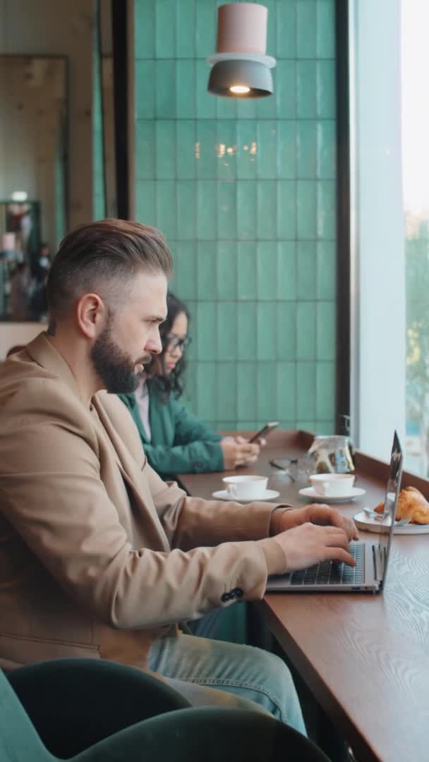 Vídeo Formato Vertical Empresário Caucasiano Sentado Mesa Pela Janela Café — Vídeo de Stock