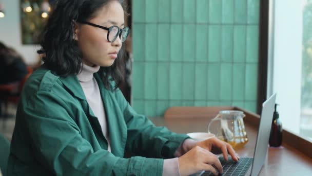 Закінчуйте Знімати Молодого Азіатського Бізнесмена Який Сидить Столиком Біля Вікна — стокове відео