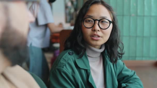 Přes Rameno Záběr Mladé Asijské Podnikatelky Brýlích Mluvit Mužským Kolegou — Stock video