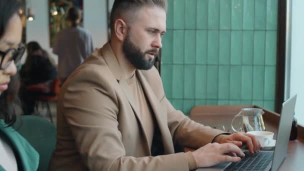 Schöner Kaukasischer Geschäftsmann Mit Laptop Stehtisch Beim Fenster Der Höhle — Stockvideo