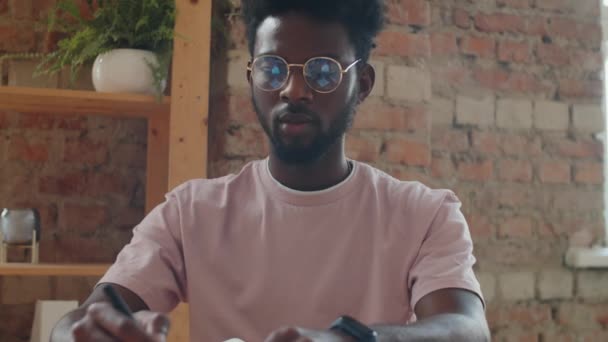Genç Afro Amerikalı Öğrenci Kameraya Sallıyor Notlar Alıyor Evde Online — Stok video