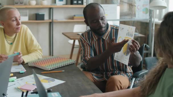 Homme Afro Américain Handicapé Assis Fauteuil Roulant Discutant Graphiques Affaires — Video