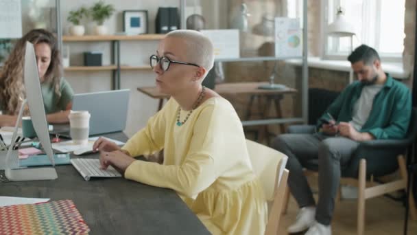 Καυκάσια Επιχειρηματίας Κοντά Μαλλιά Που Εργάζεται Υπολογιστή Στο Γραφείο Στο — Αρχείο Βίντεο