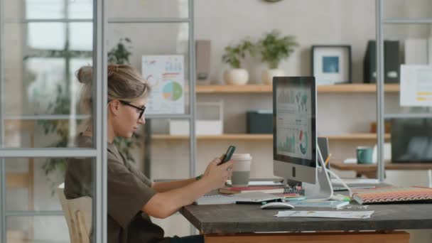 Widok Boku Młodej Bizneswoman Siedzi Miejscu Pracy Biurze Pomocą Smartfona — Wideo stockowe