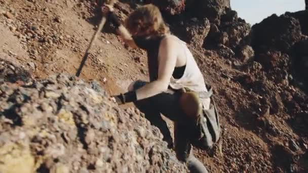 Mujer Sobreviviente Ropa Desgastada Escalando Empinada Pendiente Con Poste Mientras — Vídeo de stock