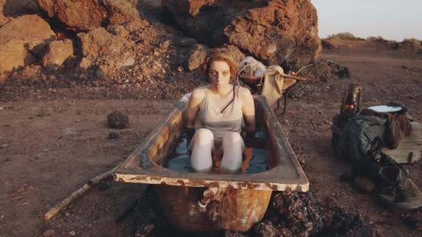 Powiększ Ujęcie Młodej Kobiety Patrzącej Kamerę Zanurzającej Się Pod Brudną — Wideo stockowe