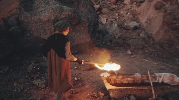 Femme Vieux Vêtements Usés Chapeau Tricoté Tenant Torche Brûlante Marchant — Video