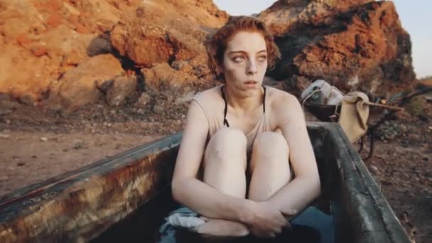 Mladá Třesoucí Žena Mokré Ošoupané Oblečení Sedí Staré Špinavé Koupeli — Stock video