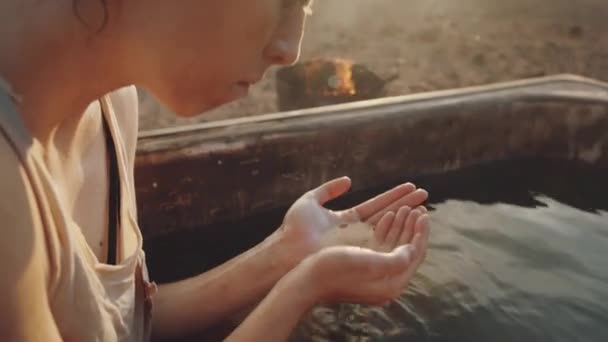 Kobieta Myje Twarz Wodą Następnie Pochyla Się Leżąc Starej Brudnej — Wideo stockowe