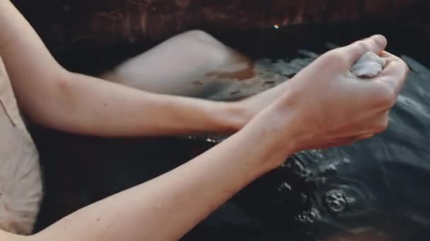 Incline Tiro Mulher Jovem Usando Pano Para Lavar Pele Banheira — Vídeo de Stock
