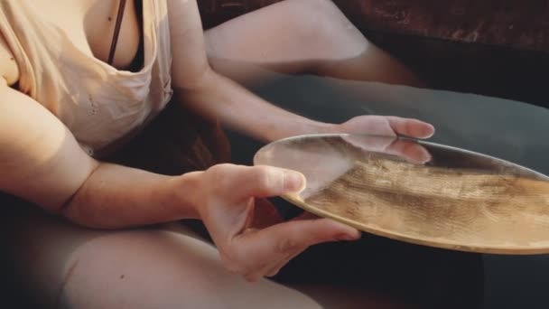 Νεαρή Γυναίκα Που Κάθεται Βρώμικη Μπανιέρα Και Κρατάει Στρογγυλό Καθρέφτη — Αρχείο Βίντεο