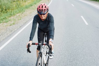 Yol bisikleti süren bir kadın